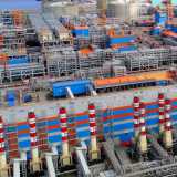 Il gas una volta estratto dai pozzi arriva alle turbine che fanno girare un alternatore collegato a dei trasformatori che producono energia elettrica per la struttura